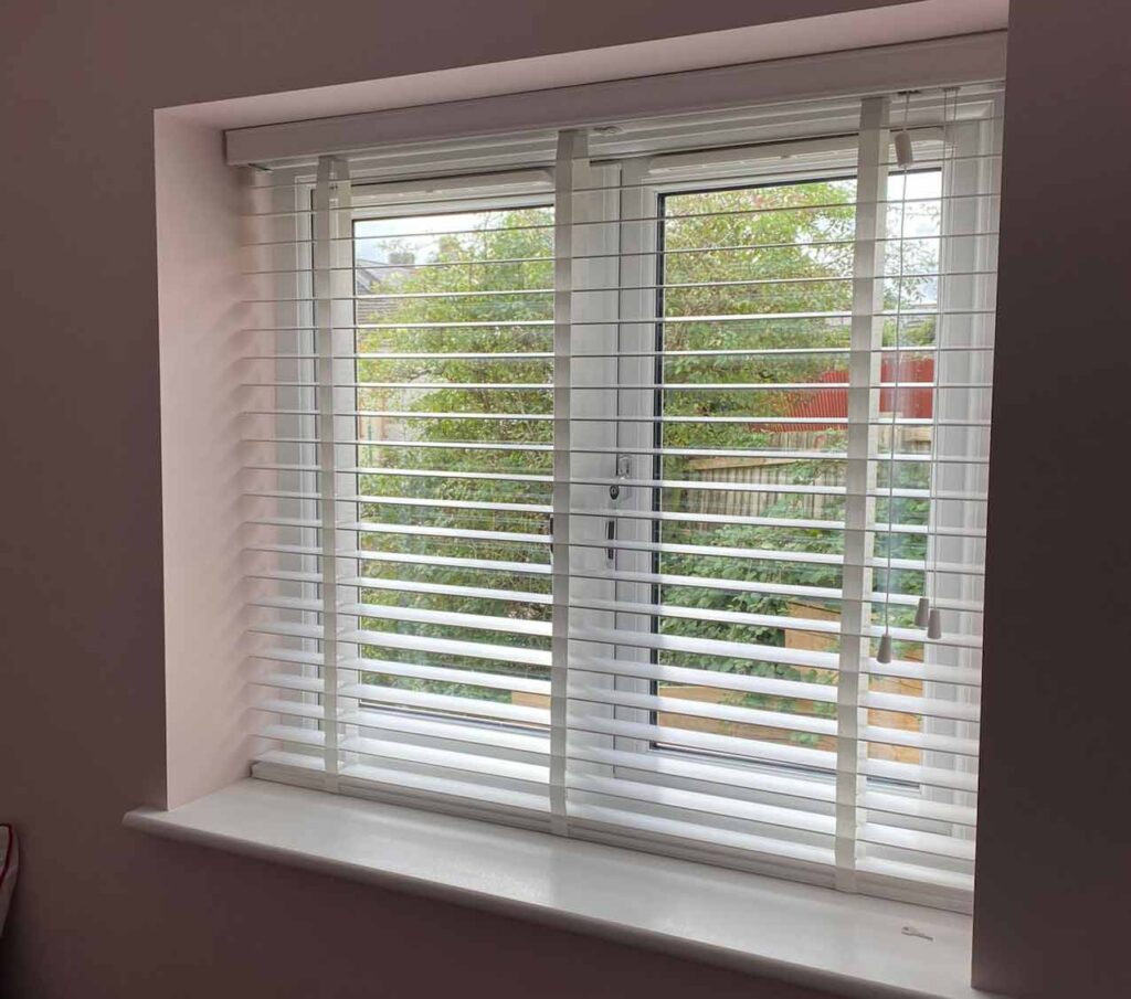 venetian blinds with tape